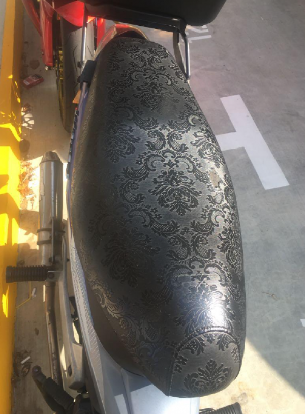 Jok motor dengan desain bunga dan dedaunan